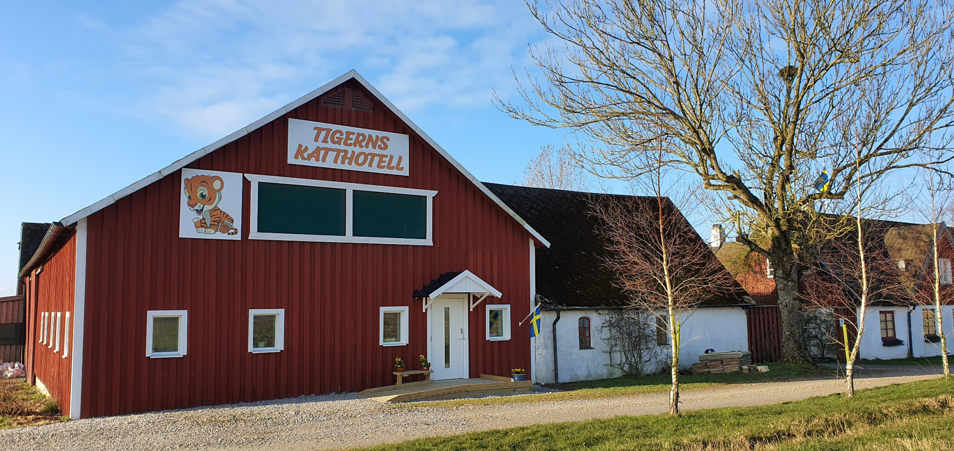 Tigerns Katthotells röda exteriör på Hästhaga Gård