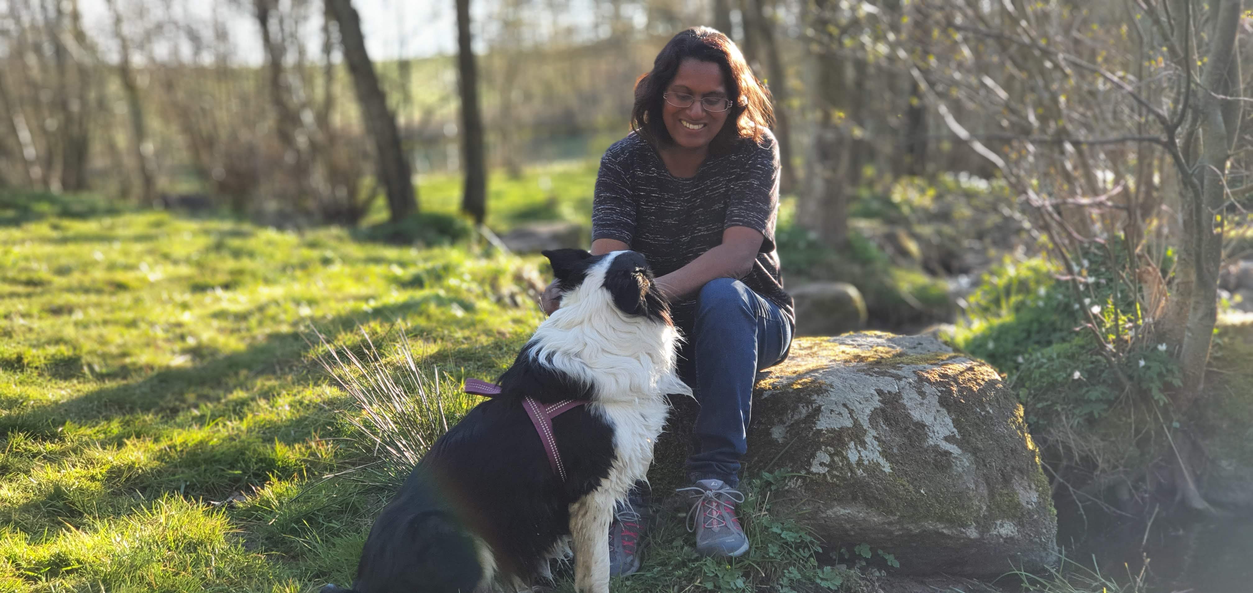 Zusanne med hunden Dixie på Hästhaga Gård